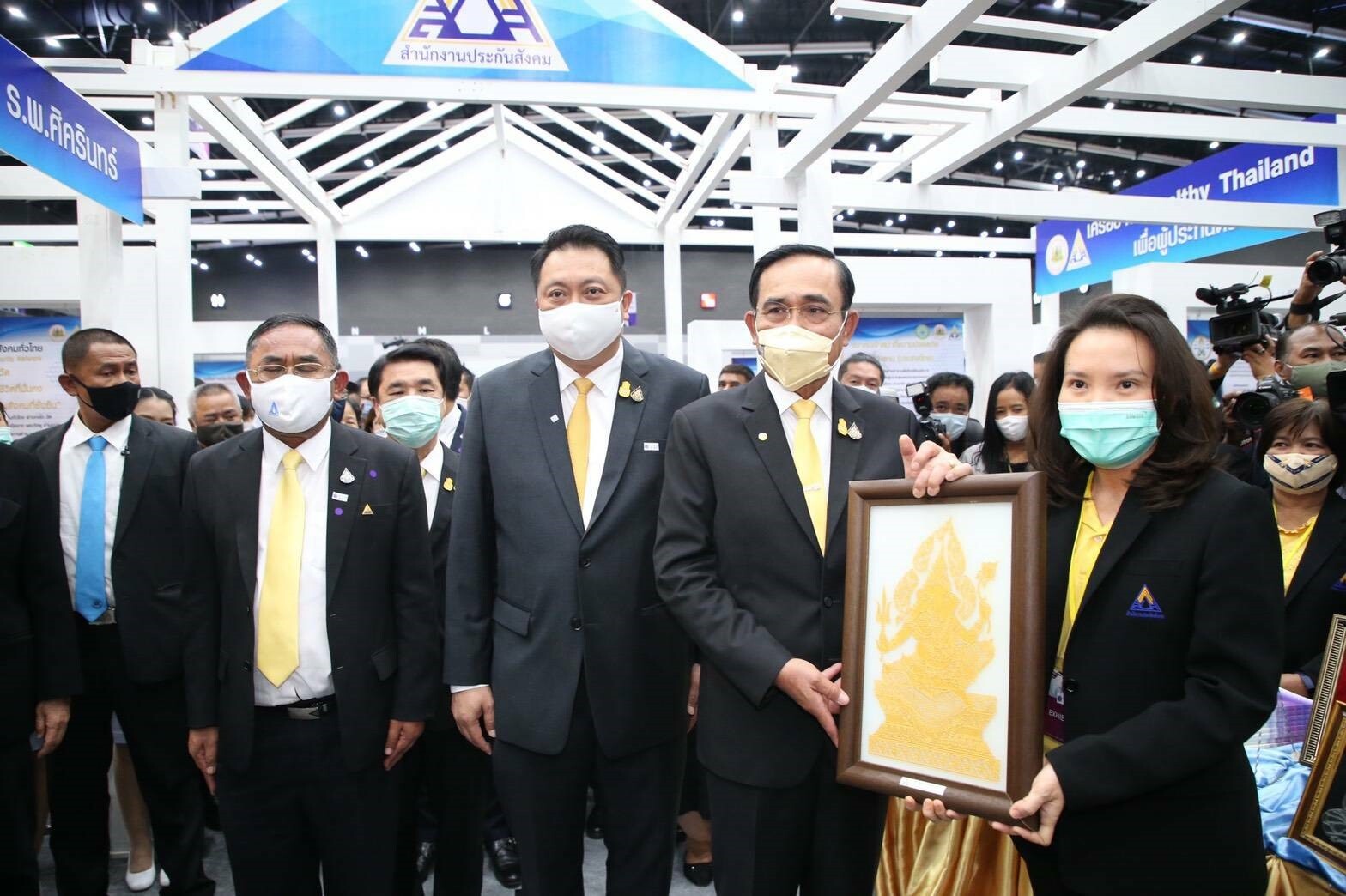 นายกรัฐมนตรี ร่วมงานพิธีคิกออฟ Healthy Thailand เพื่อผู้ประกันตนกลุ่มผู้สูงอายุ รับวัคซีนป้องกันไข้หวัดใหญ่ ฟรีปีละครั้ง
