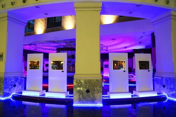 โรงแรมโนโวเทล สุวรรณภูมิ แอร์พอร์ต เปลี่ยนบาร์กลางล็อบบี้เป็นแกลอรี่อาร์ตภาพถ่ายนีออนสะท้อนสีสันกรุงเทพฯ "The Silence Project"
