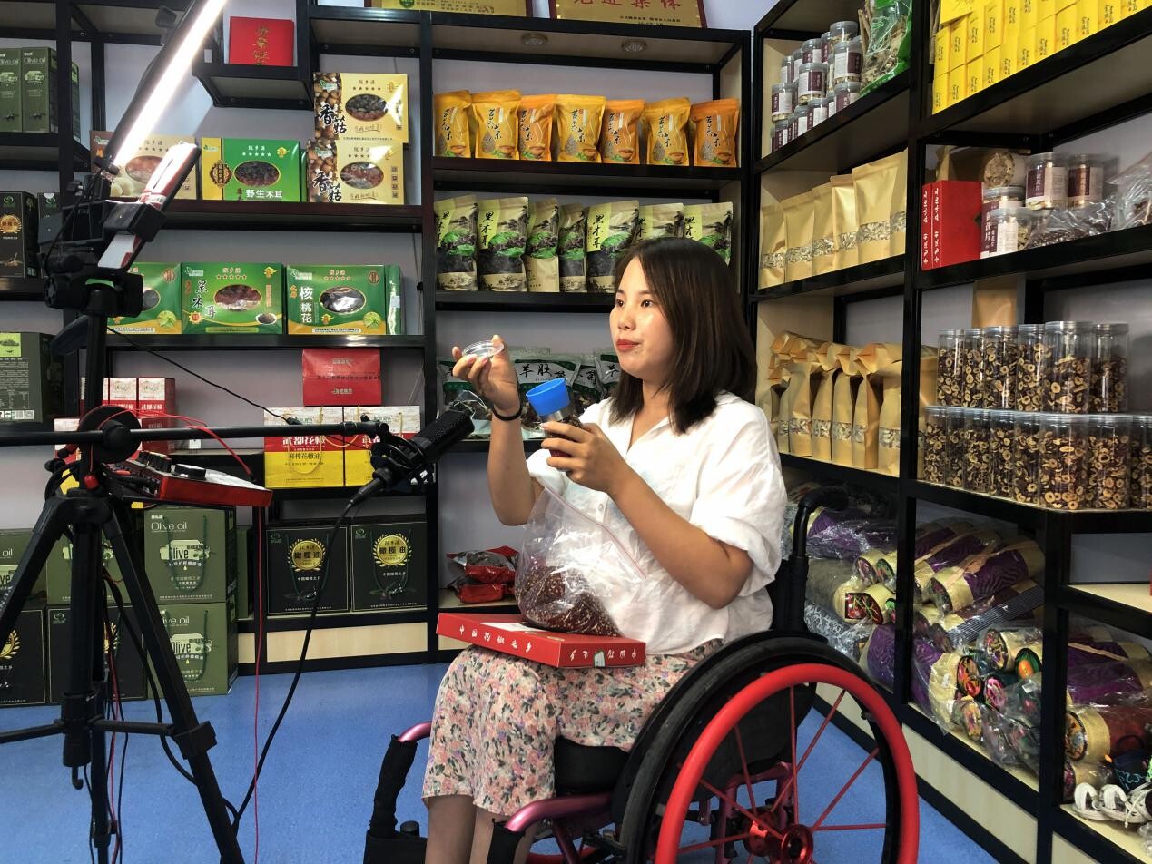 Across China: ความพิการไม่ใช่อุปสรรคในกระแสไลฟ์สตรีมมิ่งอันเฟื่องฟูของจีน