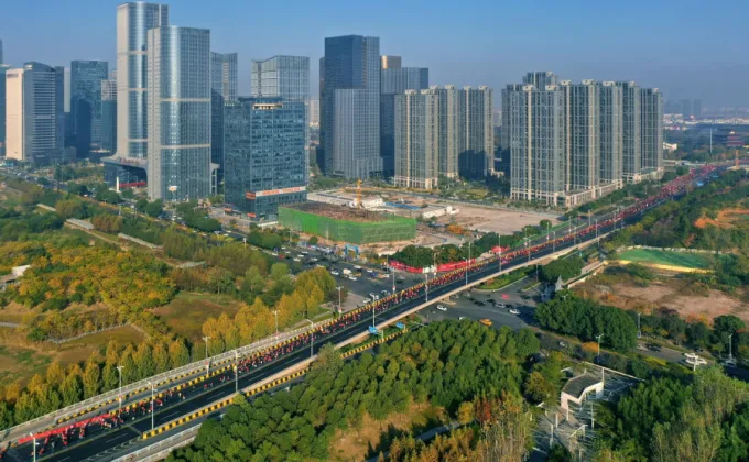 Xinhua Sports: เมืองอี้อูของจีนจัดงานวิ่ง