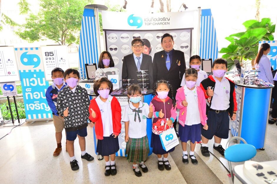 "แว่นท็อปเจริญ" ร่วมกับ กระทรวงสาธารณสุข และ ราชวิทยาลัยจักษุแพทย์ฯ เดินหน้า "โครงการเด็กไทยสายตาดี" มอบแว่นสายตาให้เด็กทั่วประเทศ