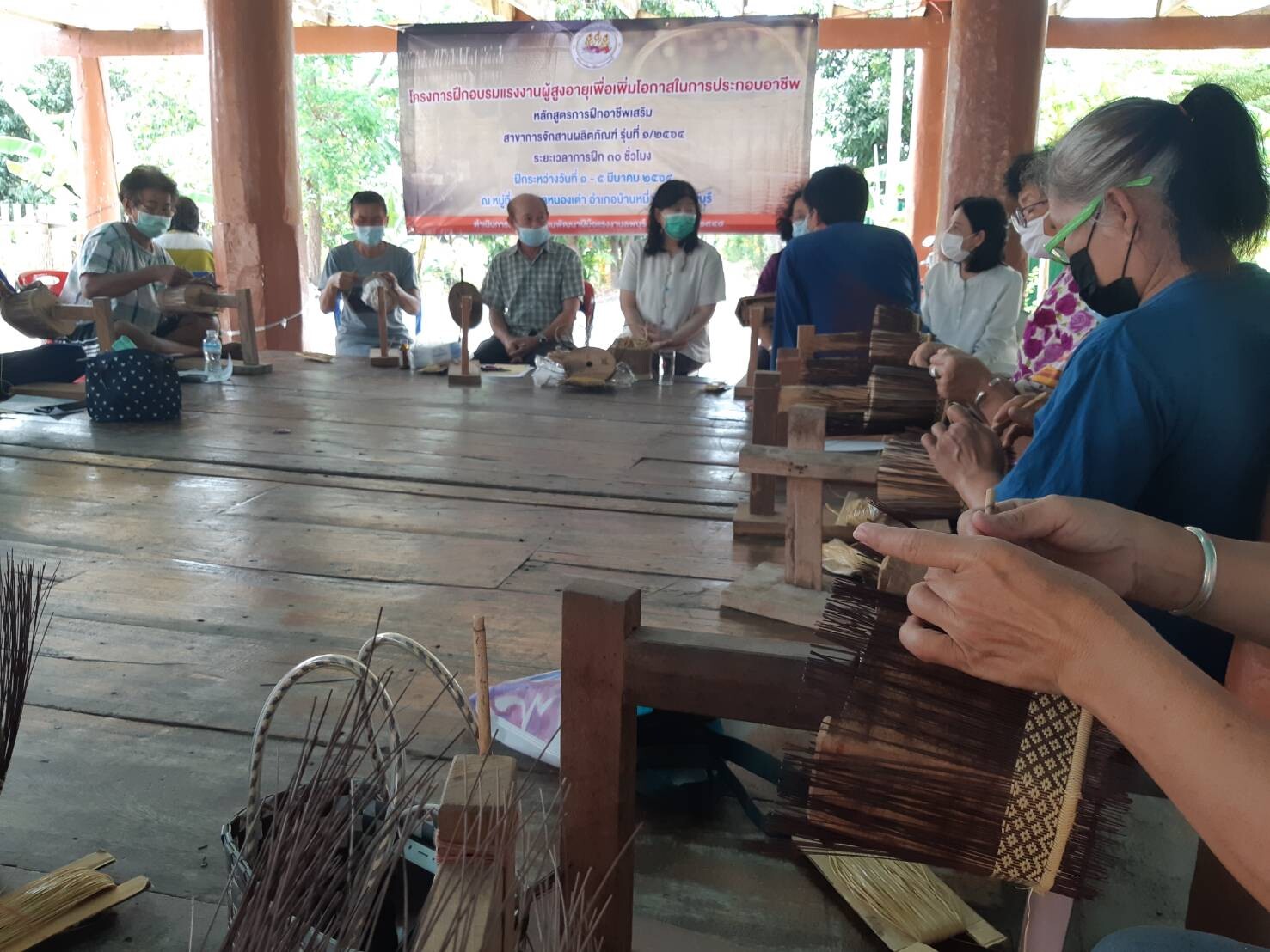 สนพ.ลพบุรี ฝึกอาชีพเสริมแก่ผู้สูงอายุ สาขาจักสานผลิตภัณฑ์