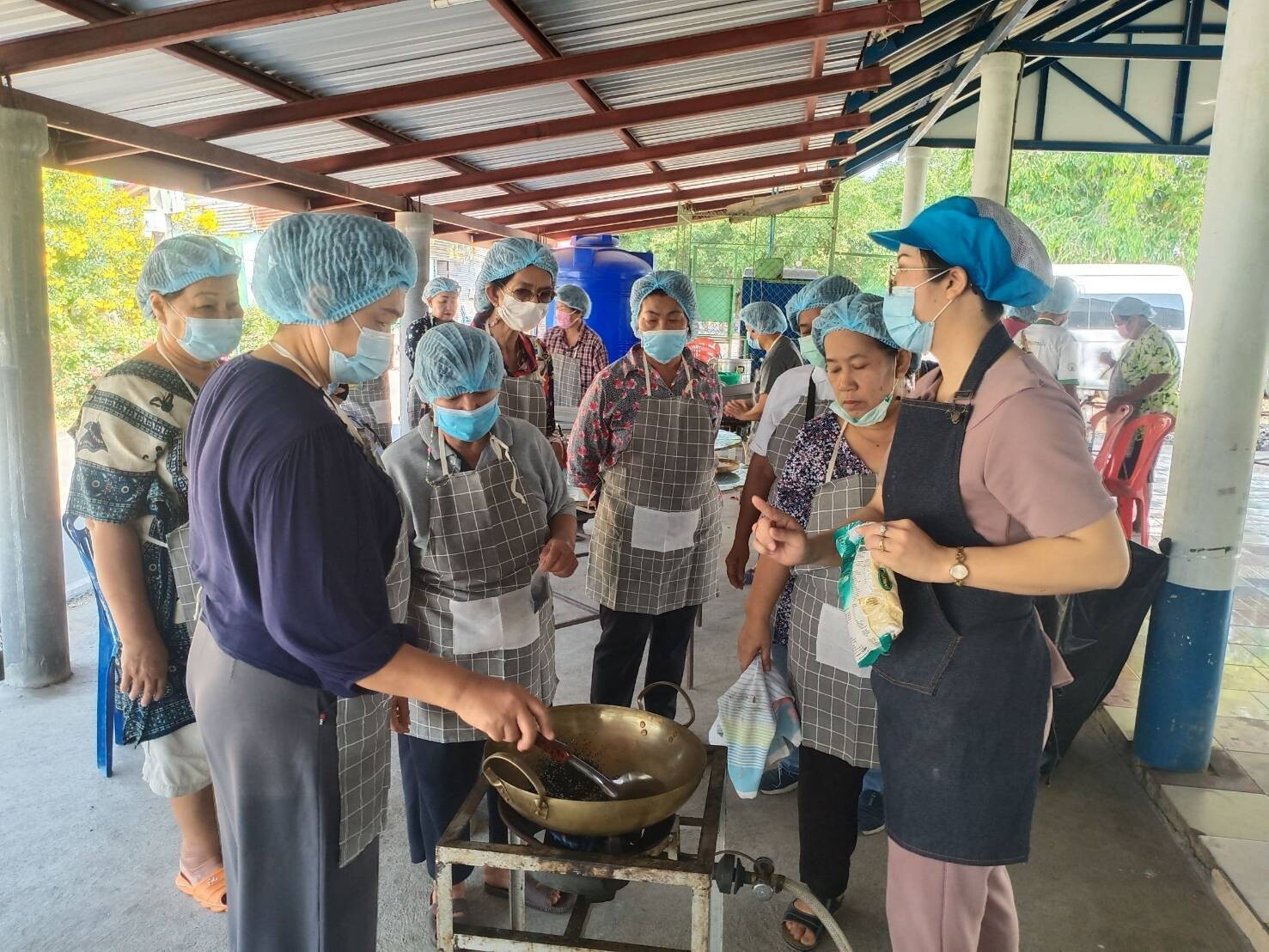 สนพ.ลพบุรี ฝึกอบรมแรงงานผู้สูงอายุ สาขาการทำขนมไทย รุ่นที่ 1/2564