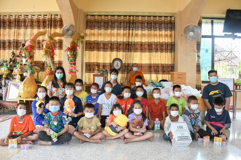 พนักงานเคทีซีร่วมบริจาคของใช้ให้น้องๆ ด้อยโอกาสเนื่องในวันปีใหม่ไทย
