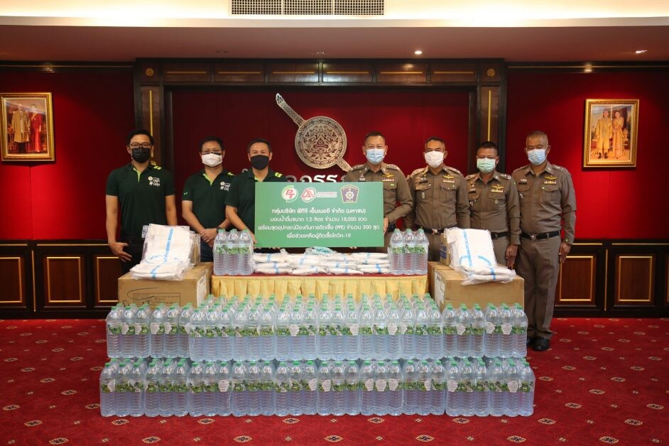 "PT LPG" มอบน้ำดื่มและชุดป้องกันการติดเชื้อ (PPE) ให้ตำรวจภูธรภาค 8
