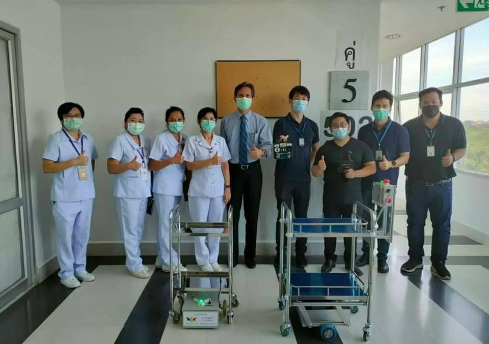 วศ.อว. สนับสนุนหุ่นยนต์บังคับมือให้โรงพยาบาลสนามบ้านวิทยาศาสตร์สิรินธรฯ เพื่อลดความเสี่ยงระหว่างบุคลากรทางการแพทย์กับผู้ติดเชื้อโควิด-19