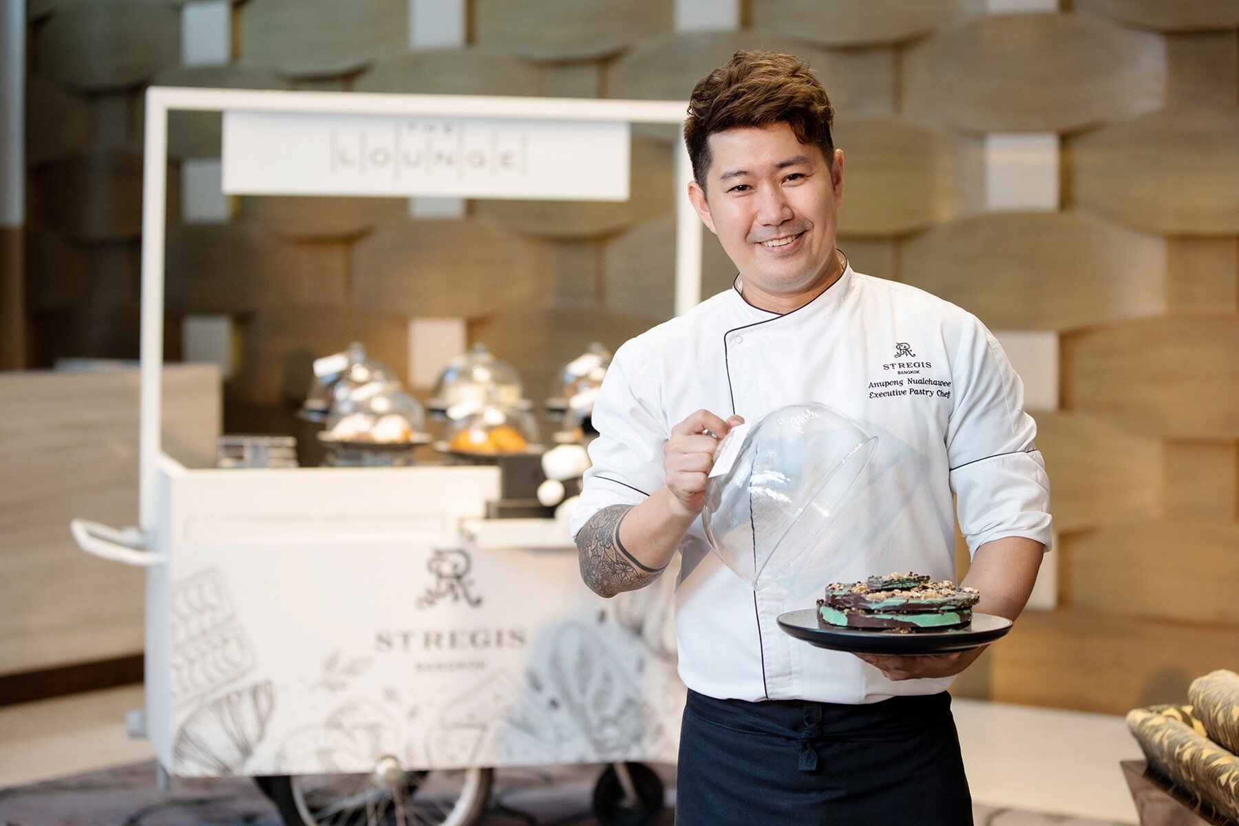 เดอะ เซนต์ รีจิส กรุงเทพฯ นำเสนอคลาสสอนทำช็อกโกแลต ณ เดอะ เลาจน์ โดยเชฟเอ๋ อนุพงษ์ รองชนะเลิศอันดับหนึ่ง รายการ Top Chef Thailand ขนมหวาน