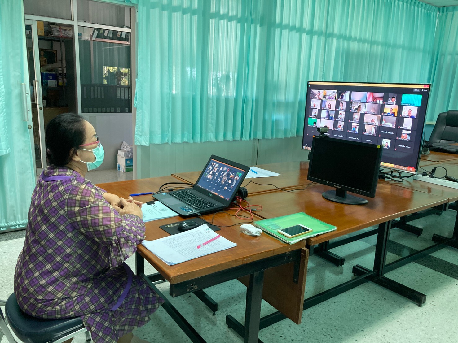 สนพ.ลพบุรี ฝึกอบรมภาษาอังกฤษ ผ่านระบบแอพพลิเคชั่น ZOOM Online