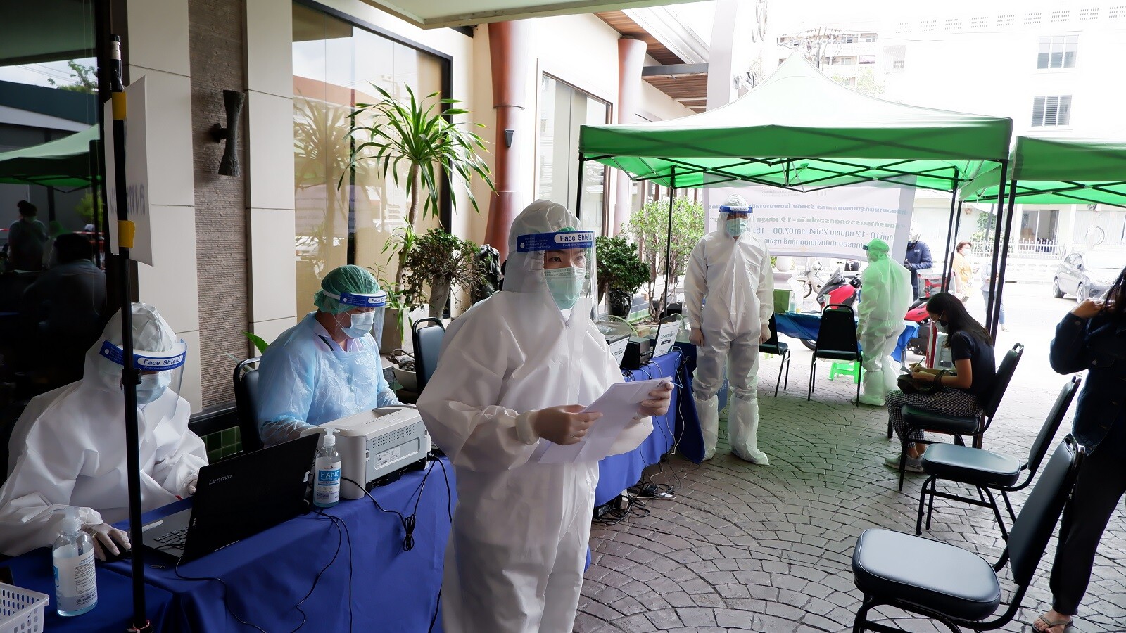 สำนักอนามัย กรุงเทพมหานคร ร่วมกับ โรงพยาบาลซีเมด ลีฟวิ่งแคร์ จัดบริการตรวจเชิงรุกคัดกรองโควิด-19 (Swab) ด้วยวิธีการ RT-PCR ณ โรงแรมไมด้า ดอนเมือง
