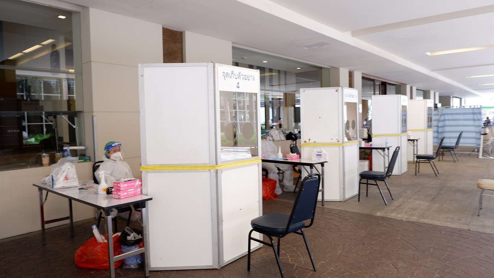 สำนักอนามัย กรุงเทพมหานคร ร่วมกับ โรงพยาบาลซีเมด ลีฟวิ่งแคร์ จัดบริการตรวจเชิงรุกคัดกรองโควิด-19 (Swab) ด้วยวิธีการ RT-PCR ณ โรงแรมไมด้า ดอนเมือง