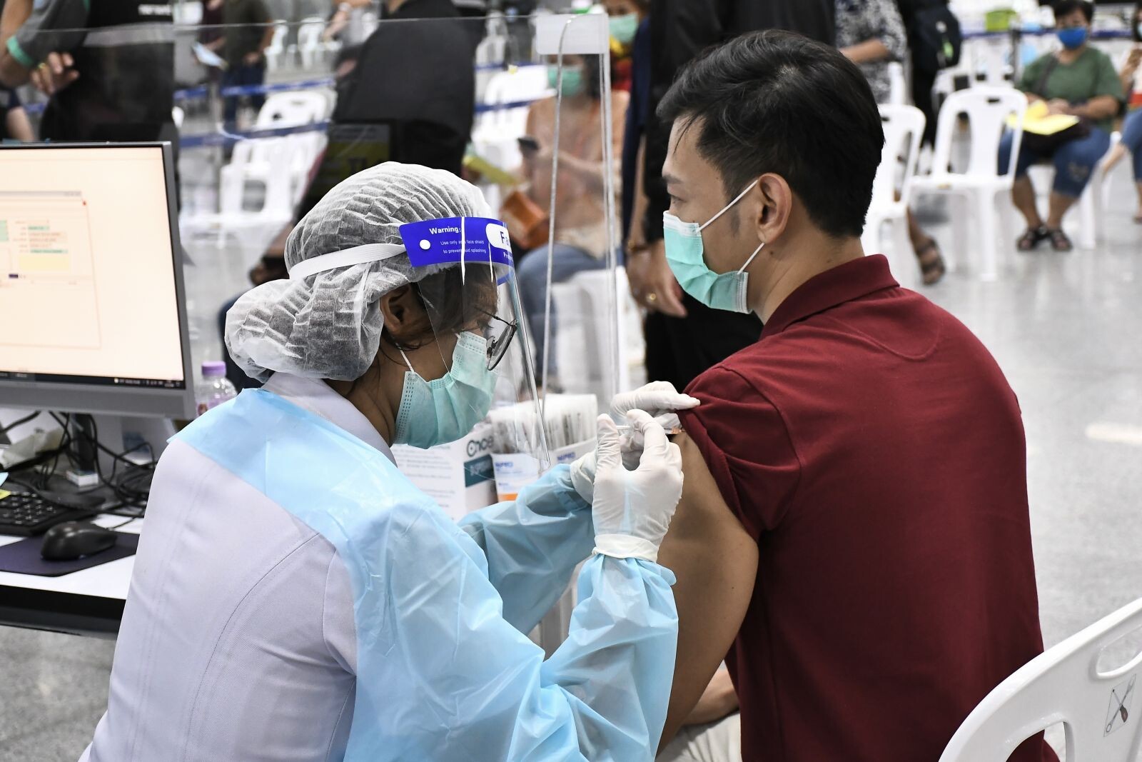 กรมวิทย์ฯ เผยประเทศไทยมีระบบติดตามกลุ่มผู้ได้รับวัคซีนโควิด 19 แนะประชาชนไม่ต้องตรวจหาภูมิคุ้มกันหลังได้รับวัคซีน