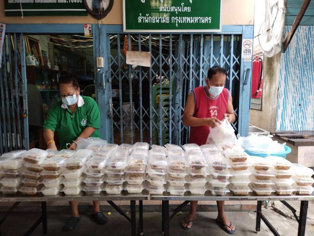 "วันสร้างสุข สู้โควิด" ลงพื้นที่ ช่วยชุมชนต่อเนื่อง เร่งมอบทุนให้ "ร้านค้า" ทำอาหารกล่อง ช่วยชาวบ้าน