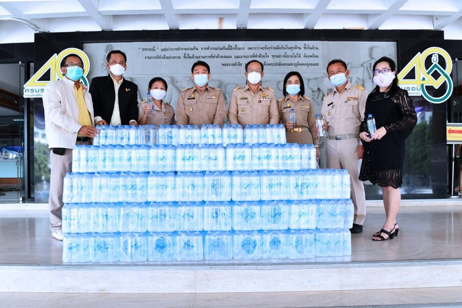 บริจาคน้ำดื่มจากร้านสหกรณ์เทเวศร์ให้โรงพยาบาลสนาม