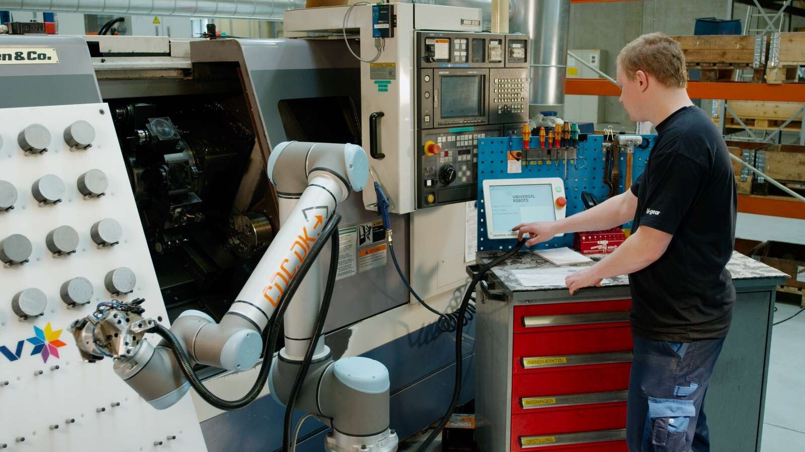 ความสัมพันธ์ของมนุษย์กับหุ่นยนต์ในการทำงานอุตสาหกรรม
