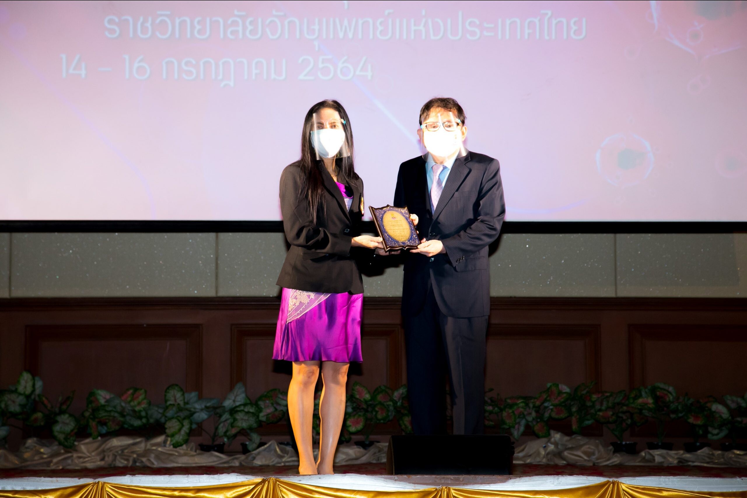 "แว่นท็อปเจริญ" รับโล่เกียรติคุณ "ผู้ทำประโยชน์ให้แก่วงการแพทย์ทางจักษุ" จากราชวิทยาลัยจักษุแพทย์แห่งประเทศไทย