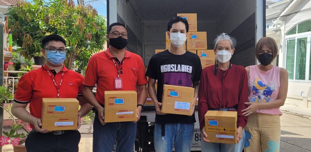 ใจดีต่อเนื่อง!! เก้า จิรายุ X ไปรษณีย์ไทยแพ็คกล่องน้ำใจ ส่งพี่น้องชาวไทยที่ได้รับผลกระทบ COVID-19