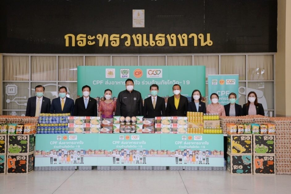 'ก.แรงงาน ผนึกกำลัง ซีพีเอฟ-โอสถสภา' ส่งอาหารจากใจ  ช่วยแท็กซี่ไทยและทีมแพทย์จุดฉีดวัคซีน สนามไทยญี่ปุ่น-ดินแดง