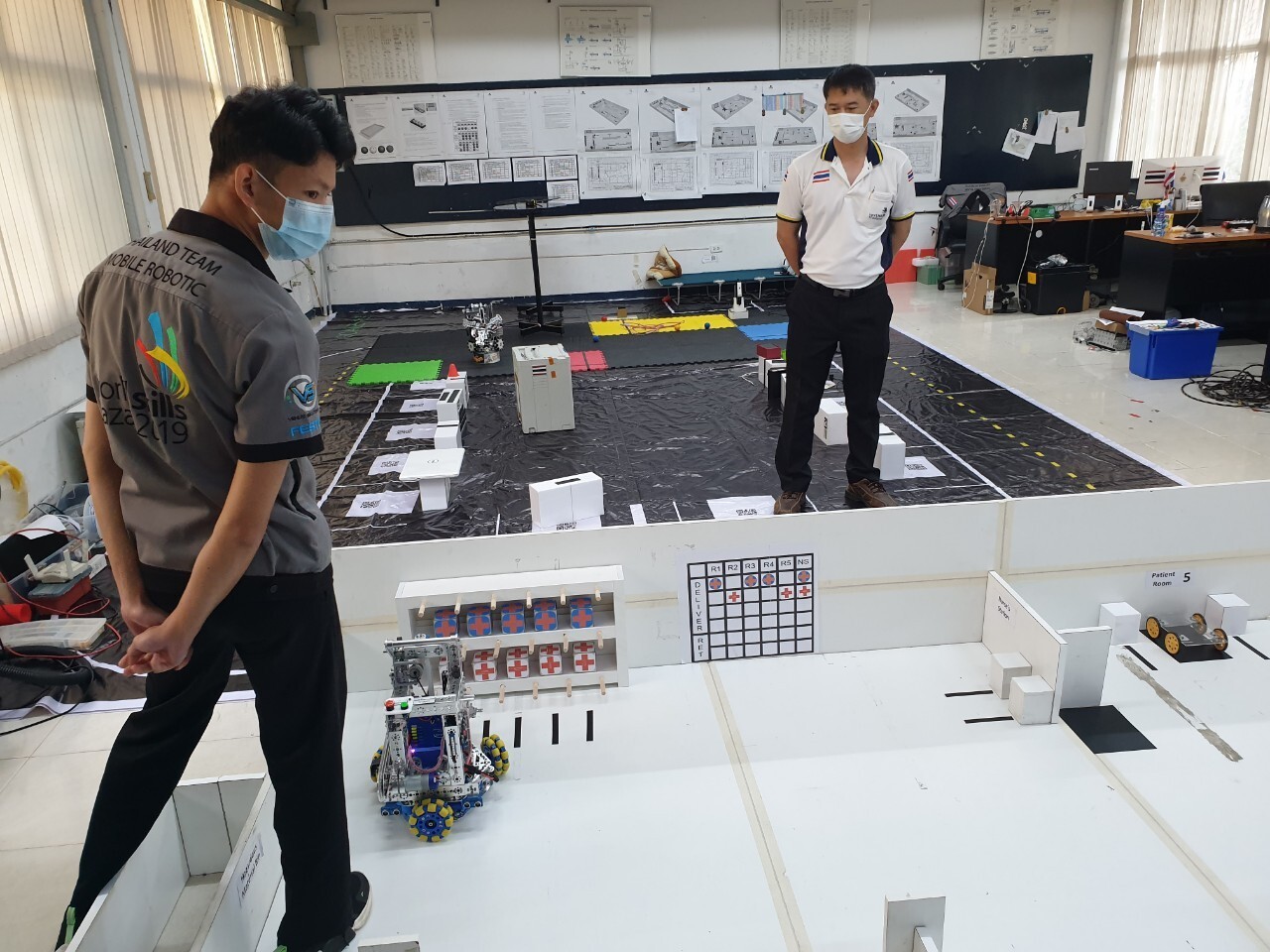 สองหนุ่มราชมงคลล้านนาตัวแทนประเทศไทย ฝ่าด่านภารกิจสุดหิน การแข่งขันหุ่นยนต์เคลื่อนที่ คว้าอันดับ 3 เวที World Skills Asia Online Friendly Skills Game 2021
