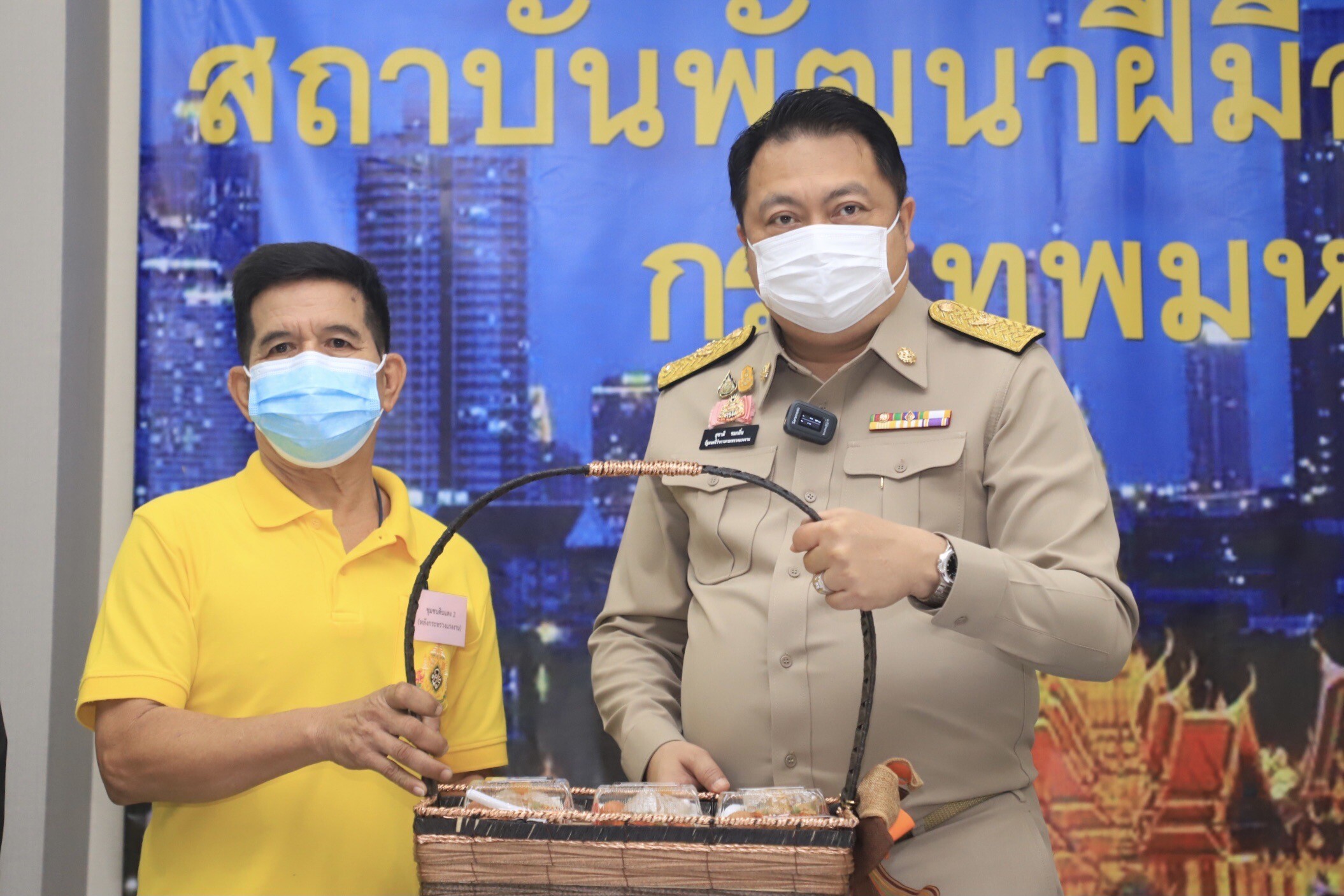 รมว.เฮ้ง ตรวจเยี่ยมการฝึกอาชีพหลักสูตรทำอาหารไทย ส่งมอบข้าวกล่องชาวแฟลตดินแดงสู้โควิด-19