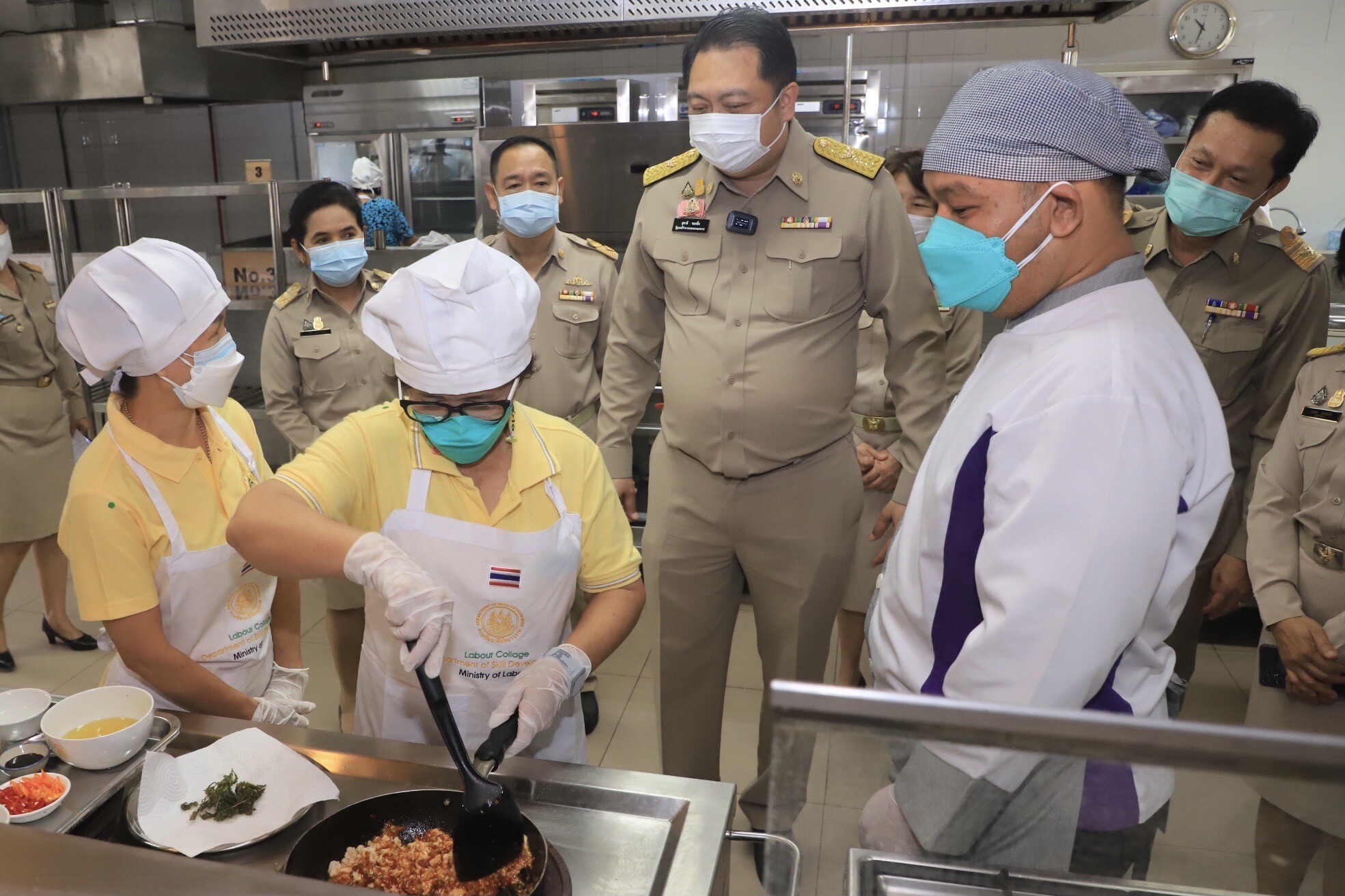 รมว.เฮ้ง ตรวจเยี่ยมการฝึกอาชีพหลักสูตรทำอาหารไทย ส่งมอบข้าวกล่องชาวแฟลตดินแดงสู้โควิด-19