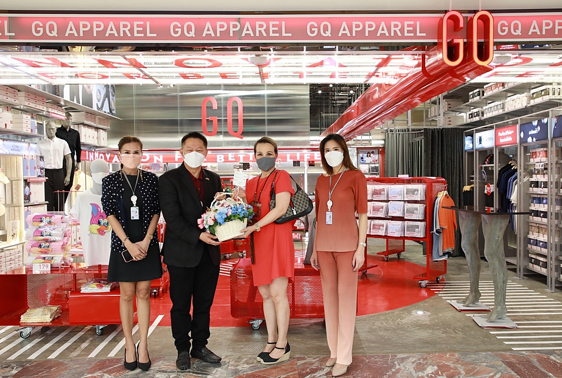เอ็ม บี เค เซ็นเตอร์ มอบดอกไม้แสดงความยินดี เปิดร้าน GQ คอนเซ็ปต์ใหม่แห่งแรกในไทย