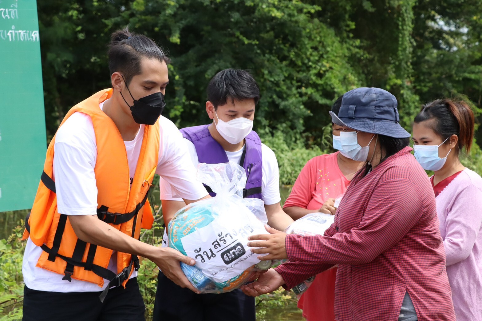 "วันสร้างสุข สู้ภัยน้ำท่วม" เร่งลงพื้นที่มอบถุงยังชีพ ช่วยเหลือผู้ประสบอุทกภัย โคราช