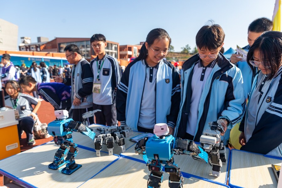 เมืองหนานหนิงของจีนจัดกิจกรรมเปิดค่ายวิทยาศาสตร์และเทคโนโลยีสำหรับนักเรียนและเวิร์กช็อปสำหรับครู