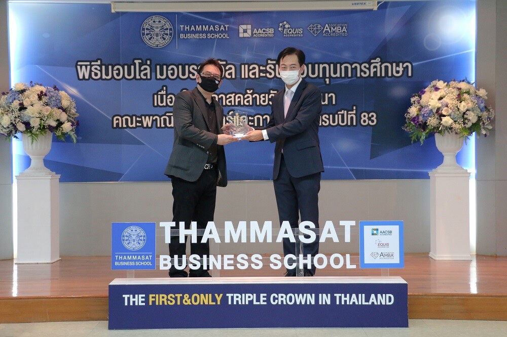 ซีอีโอ PwC ประเทศไทย รับโล่เกียรติคุณจากมหาวิทยาลัยธรรมศาสตร์