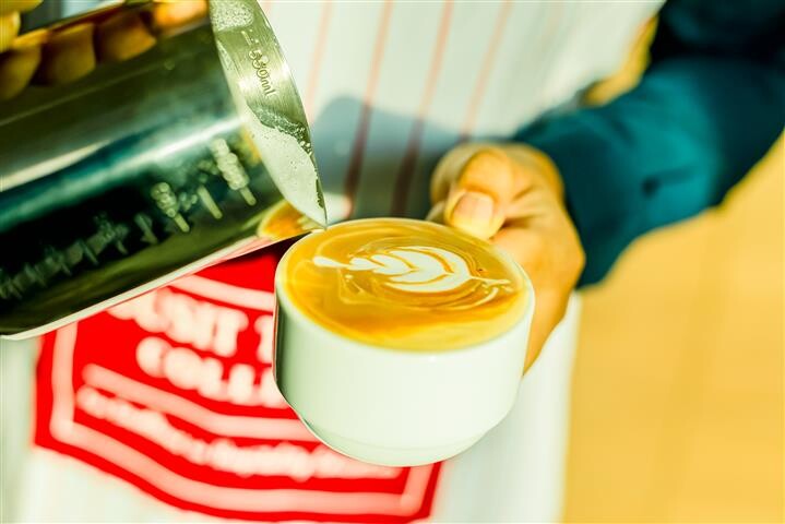 คอกาแฟห้ามพลาดกับการเรียนรู้วิธีชงกาแฟแบบมืออาชีพเพื่อเปิดร้าน หรือดื่มด่ำที่บ้าน กับ "หลักสูตรโมก้าพอทและกาแฟดริป" ที่ วิทยาลัยดุสิตธานี พัทยา