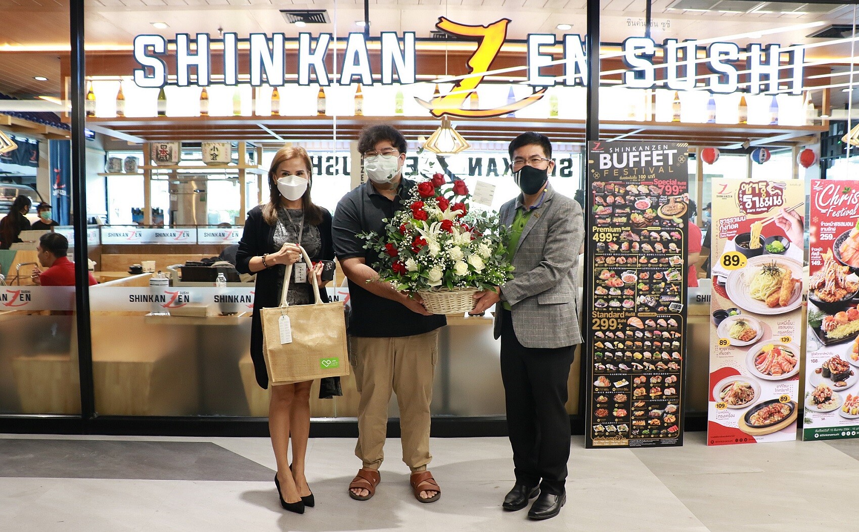 เอ็ม บี เค เซ็นเตอร์ มอบดอกไม้แสดงความยินดี SHINKANZEN SUSHI สาขาใหม่ชั้น 2 โซน A