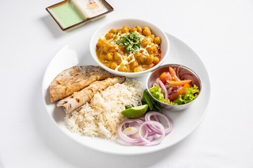 เพลิดเพลินกับอาหารอินเดียรสชาติจัดจ้านเคล้ากลิ่นเครื่องเทศ ณ ห้องอาหาร ดิ ออร์ชาร์ด โรงแรมแคนทารี เบย์, ศรีราชา