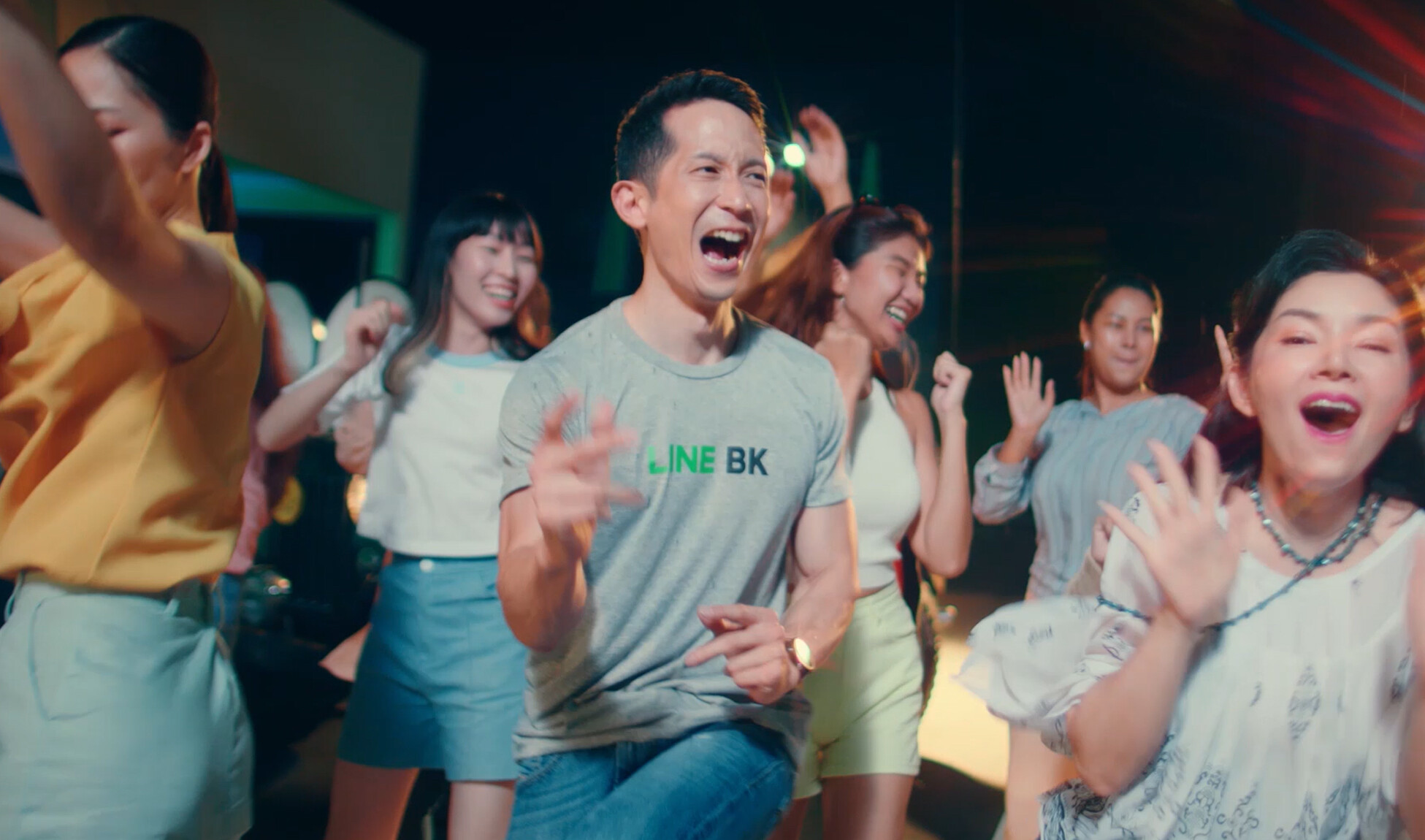 ว้าว! หนักมาก "ธนา โพธิกำจร" ผู้บริหาร LINE BK โผล่เซอร์ไพรส์ใน MV "ที่พึ่งทางไลน์" ของ ใบเตย อาร์สยาม Feat. URBOYTJ