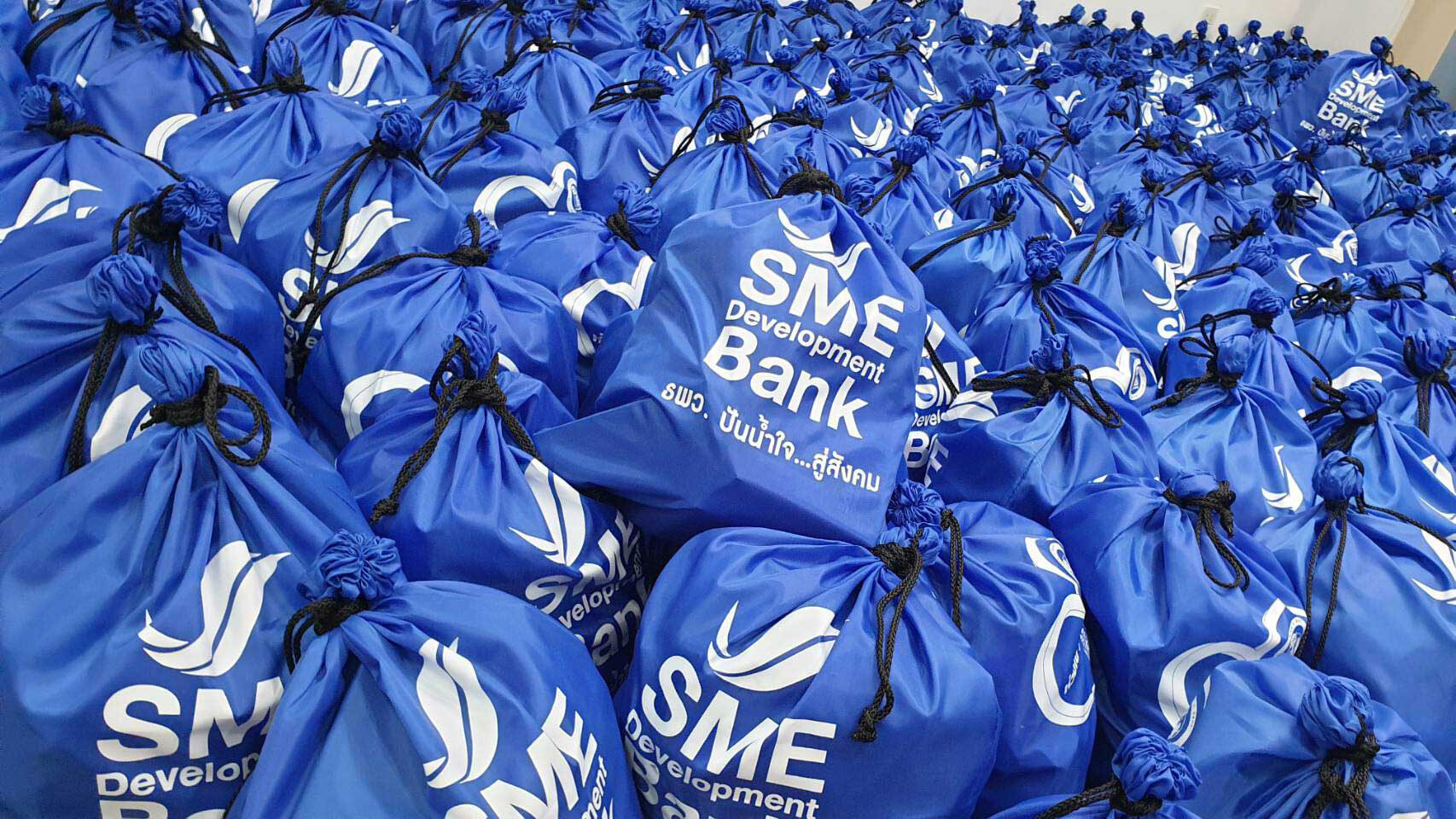 SME D Bank ส่งต่อกำลังใจร่วมบริจาคถุงยังชีพสู้ภัยวิกฤติ