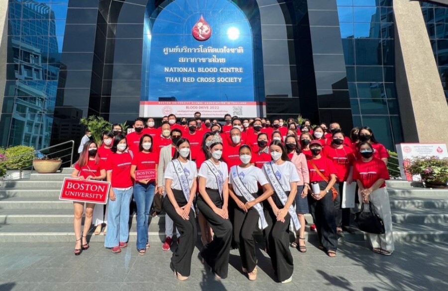 สมาคมศิษย์เก่ามหาวิทยาลัยบอสตันในประเทศไทยเชิญชวนคนไทยร่วมบริจาคโลหิตกับสภากาชาดไทยในช่วงวิกฤติโควิด