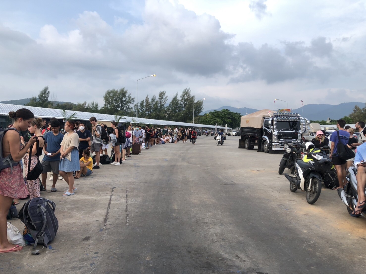 พะงันคึกคักสุดรอบ 2 ปี นักเที่ยวไทย-เทศ แห่เที่ยวสงกรานต์-ฟูลมูน "ราชาเฟอร์รี่" จัดเรือเสริมเส้นพะงัน 4 เที่ยว/วัน รับส่งไร้ผู้โดยสารตกค้าง