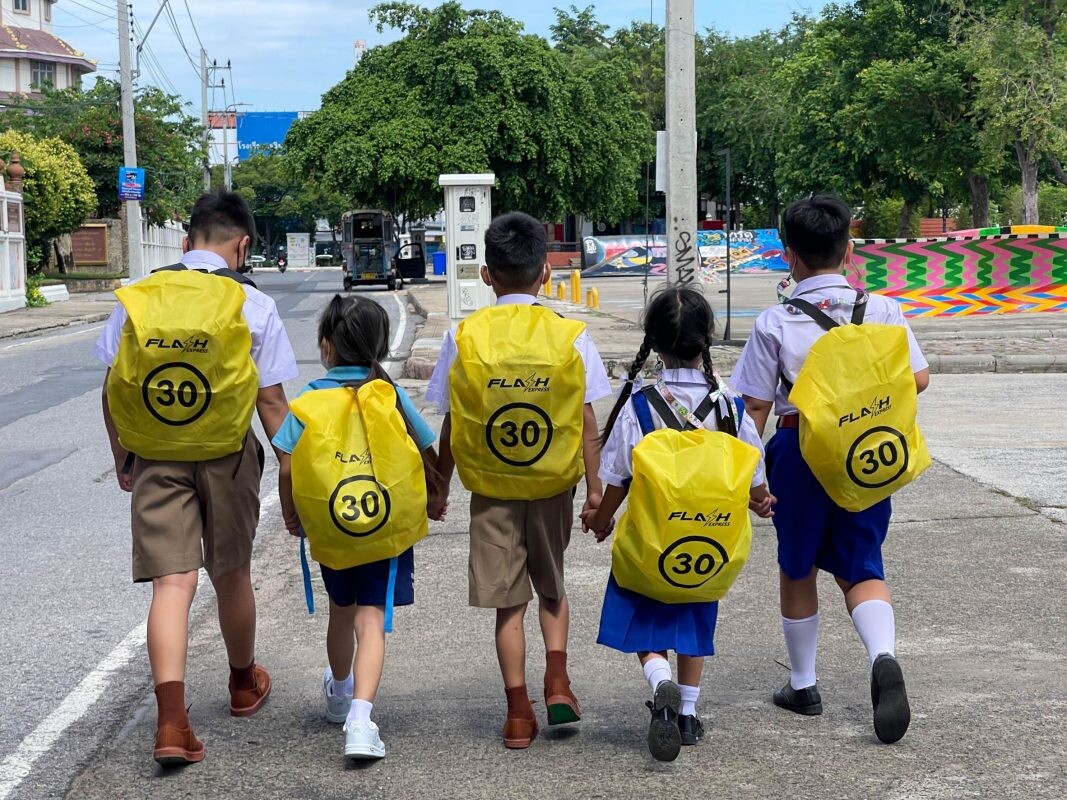 แฟลช ผุดโครงการ "Flash Safety Bag, Safety Zone"  ผลิตถุงคลุมกระเป๋าระบุตัวเลขจำกัดความเร็วรถวิ่ง ส่งมอบเฟสแรก 100 โรงเรียน 5 ภูมิภาคทั่วไทย
