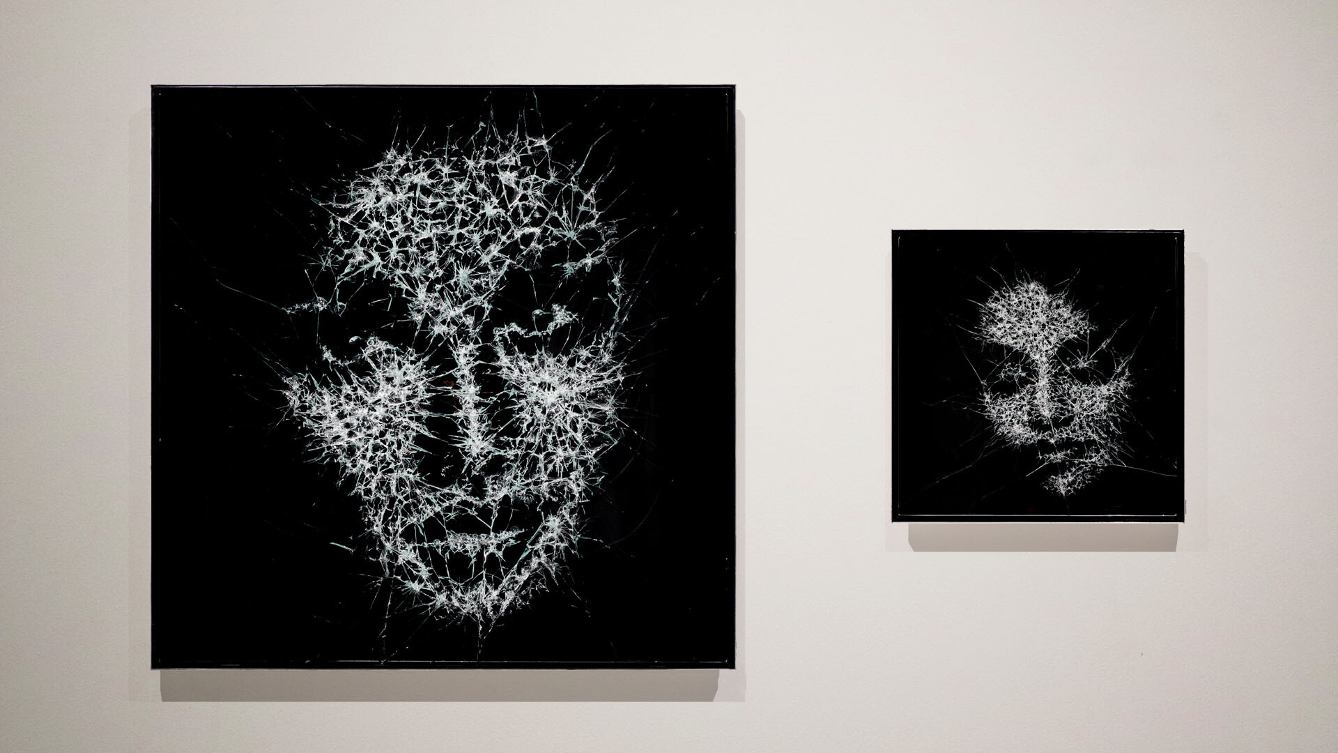 ออรัม แกลเลอรี (Aurum Gallery) จัดนิทรรศการศิลปินเดี่ยวครั้งแรกกับงาน "Shattered" โดยไซมอน เบอร์เกอร์ ศิลปินร่วมสมัยชาวสวิสผู้สร้างสรรค์งานจากกระจก