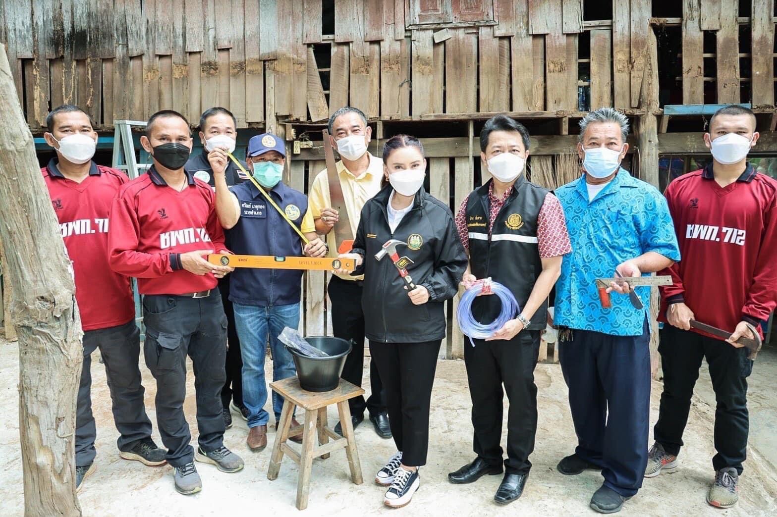 สำนักงานพัฒนาฝีมือแรงงานเพชรบุรี ร่วมบูรณาการกับหน่วยงานต่างๆ ในพื้นที่ จัดฝึกอบรมหลักสูตร "ช่างไม้ก่อสร้าง" ระหว่างวันที่ 4-8 กรกฎาคม 65
