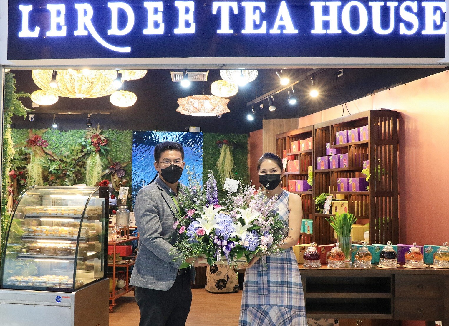 เอ็ม บี เค เซ็นเตอร์ ร่วมแสดงความยินดีเปิดร้าน LERDEE TEA HOUSE ชั้น G โซน D ผลิตภัณฑ์ชาดอกไม้ ขนมไทยแสนอร่อย ผลิตภัณฑ์สกินแคร์ และสินค้าเพื่อสุขภาพมากมาย