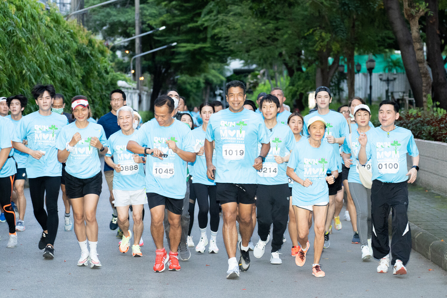 ท๊อป จิรายุส ร่วมวิ่งกับ ผู้ว่าฯ กทม. ชัชชาติ สิทธิพันธุ์ ในกิจกรรม "RUN FOR MOM 2022"