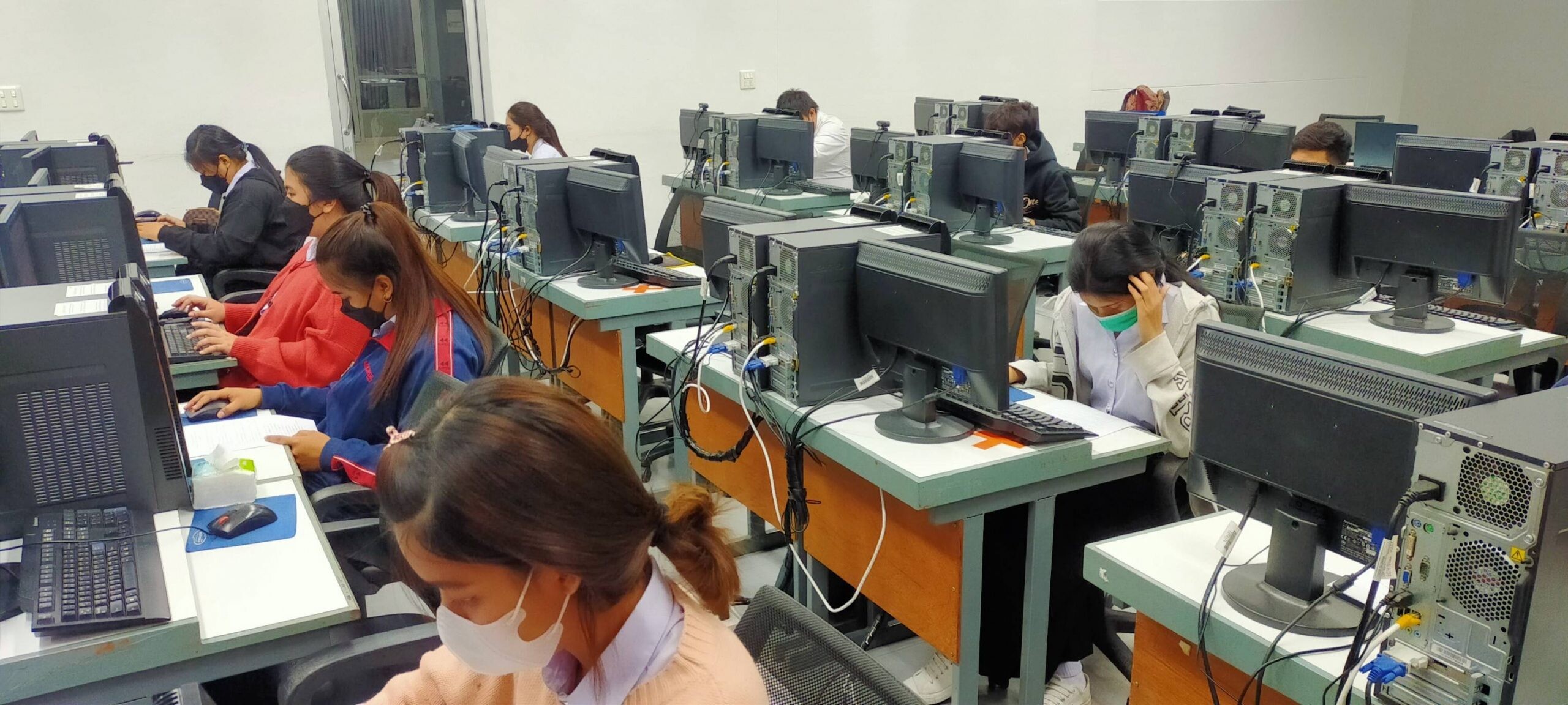 สำนักงานพัฒนาฝีมือแรงงานเพชรบุรี ดำเนินการทดสอบมาตรฐานฝีมือแรงงานแห่งชาติ สาขา พนักงานการใช้คอมพิวเตอร์ (ตารางทำการ) ระดับ 1 ในวันที่ 10 สิงหาคม 2565