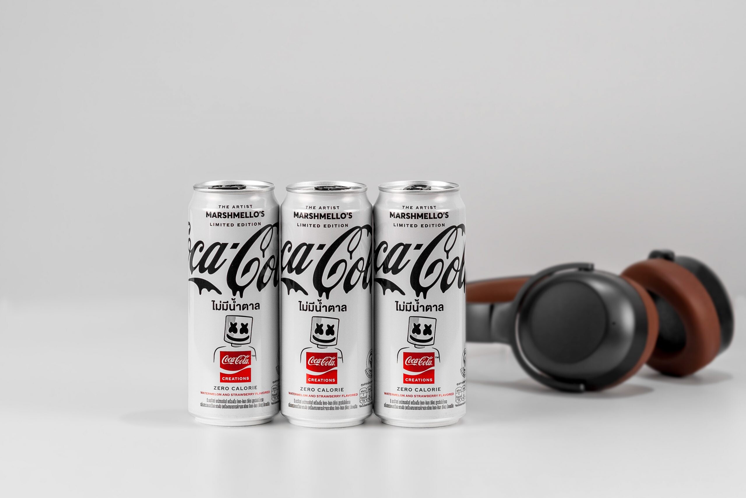 "โคคา-โคล่า" ผนึกกำลัง "Marshmello" ศิลปินระดับโลก เปิดตัวผลิตภัณฑ์รสชาติใหม่แบบลิมิเต็ด ภายใต้แพลตฟอร์ม Coca-Cola Creations(TM)