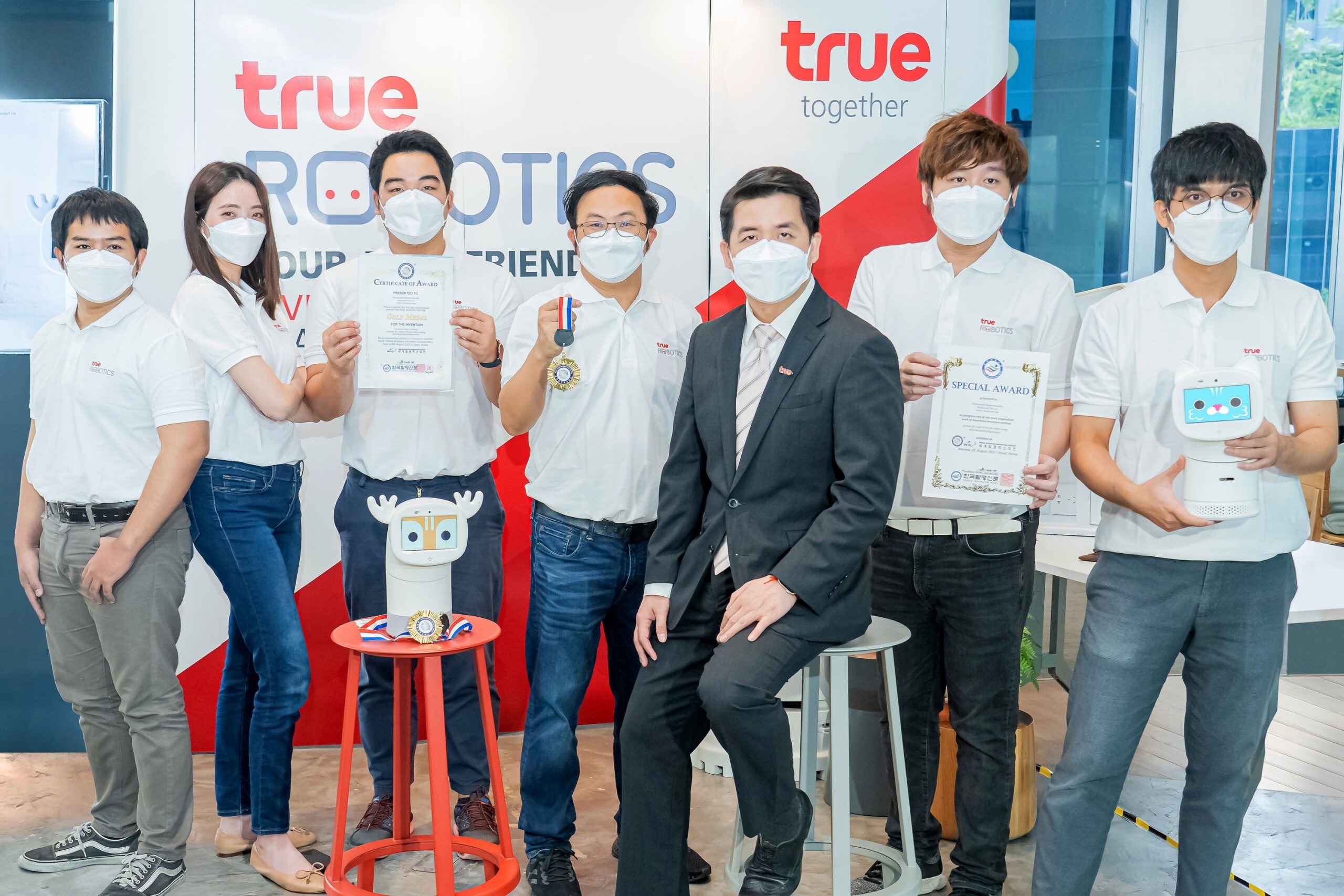 นวัตกรทรู นำหุ่นยนต์ไทย "Home Robot" กระหึ่มเวทีโลกอีกครั้ง คว้าแชมป์เหรียญทอง และอีกหนึ่งรางวัลพิเศษ ใน "World Invention Innovation Contest 2022"