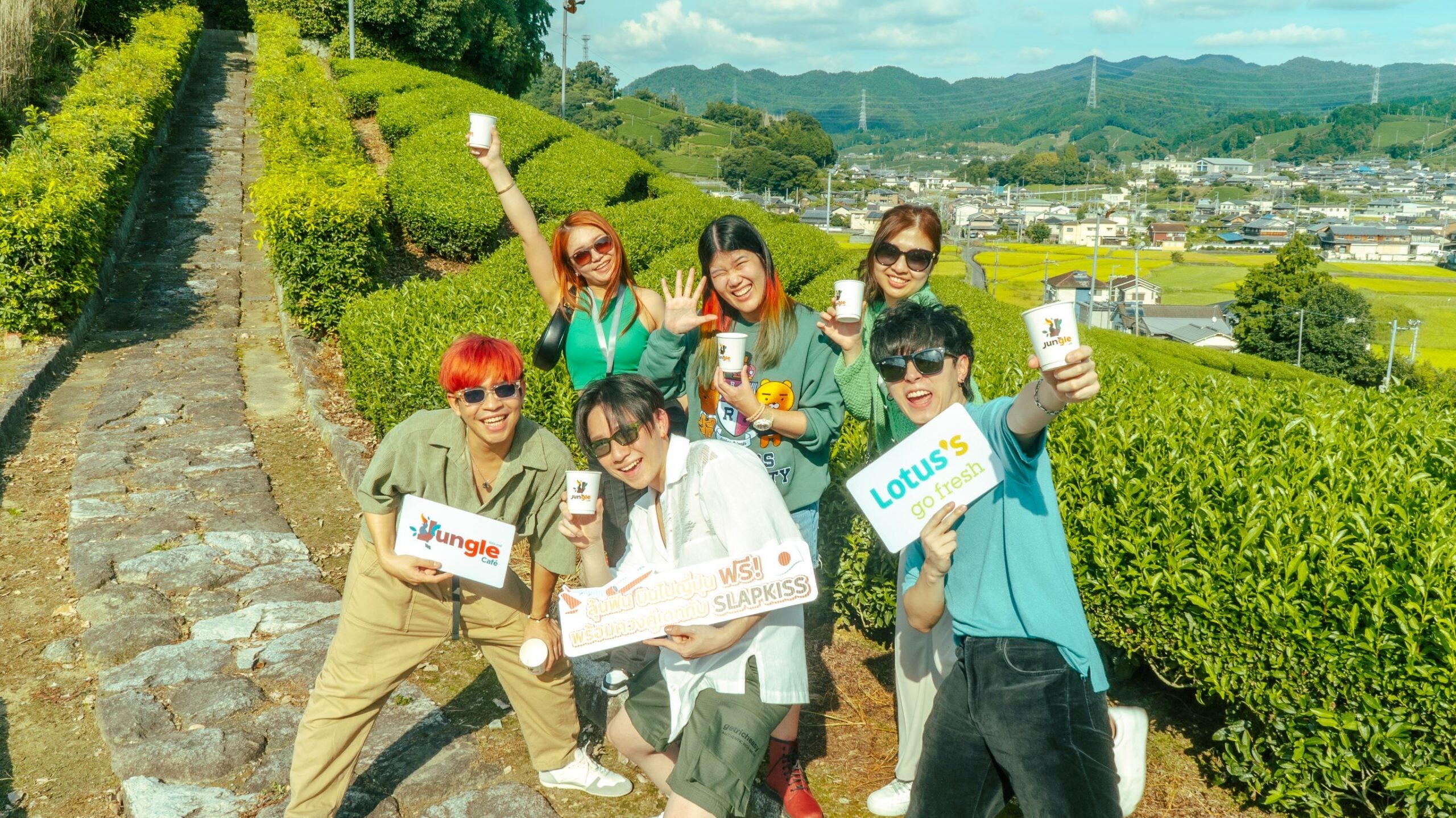 โลตัส ควงคู่วง SLAPKISS พาลูกค้า Jungle Cafe บิดลัดฟ้าไปญี่ปุ่น บุกแหล่งปลูกชาเขียวอูจิมัทชะสุดพรีเมียม ต้นกำเนิดชาเขียวอูจิที่ดีที่สุดในโลก