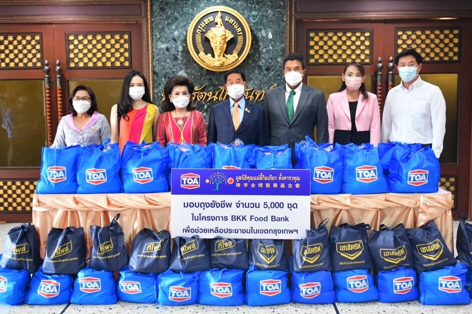 'ผู้ว่าฯ ชัชชาติ' รับมอบถุงยังชีพจาก TOA เพื่อส่งต่อความช่วยเหลือให้พี่น้องชาว กทม. ในโครงการ BKK Food Bank