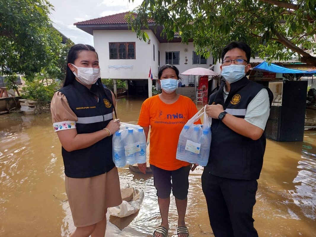สำนักงานพัฒนาฝีมือแรงงานสุโขทัย ออกให้การช่วยเหลือชาวบ้านที่ได้รับความเดือดร้อนจากน้ำท่วม