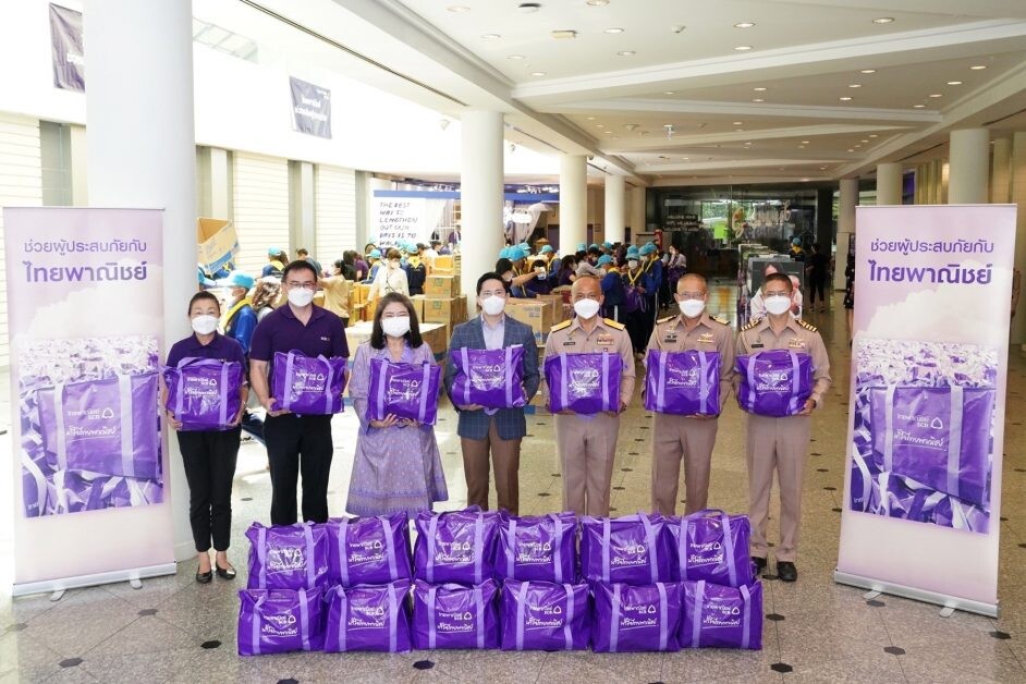ธนาคารไทยพาณิชย์ห่วงใยผู้ประสบอุทกภัยส่งมอบถุงยังชีพ "น้ำใจไทยพาณิชย์" กว่า 7,500 ถุงเพื่อบรรเทาทุกข์และเติมกำลังใจ