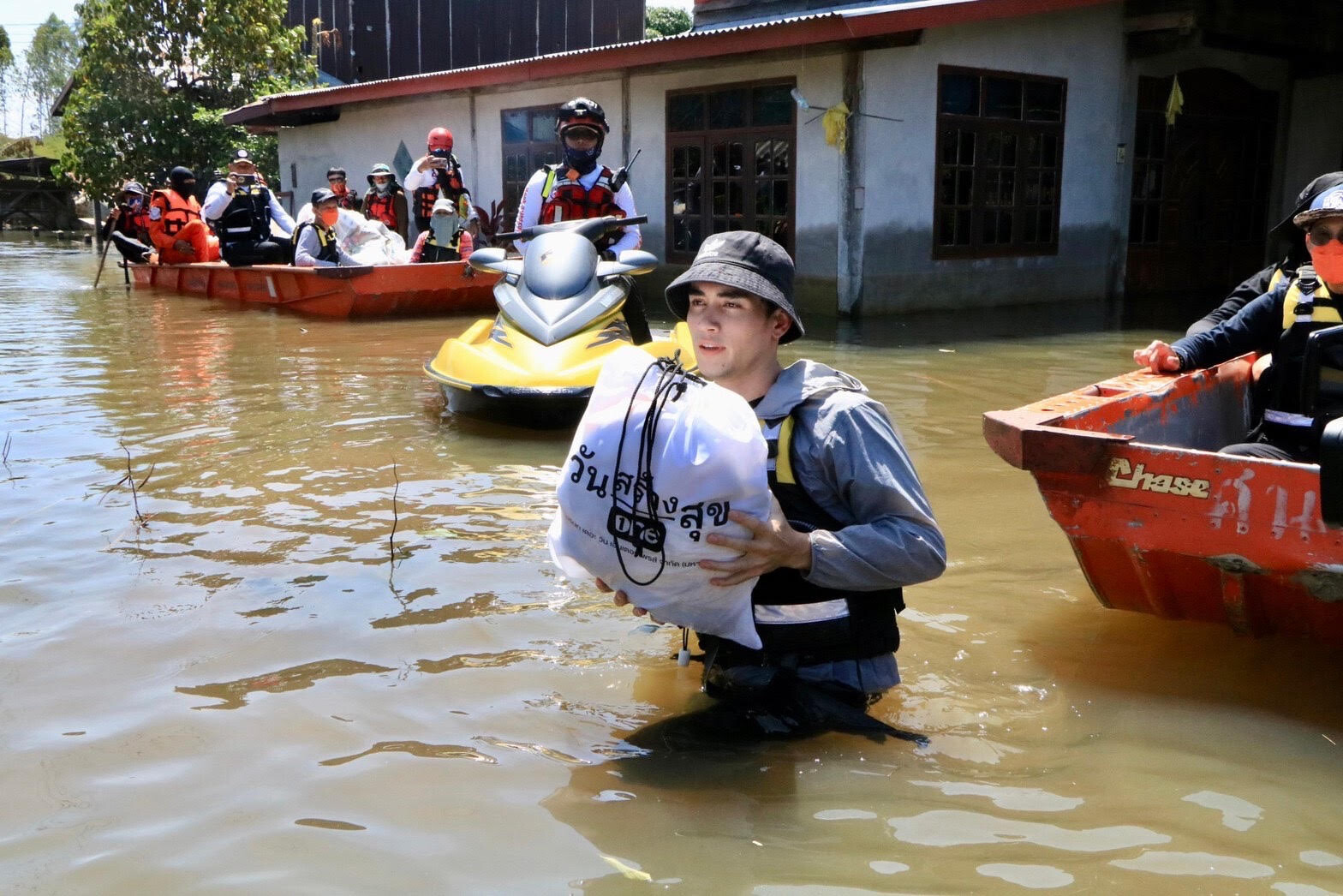 "วันสร้างสุข สู้ภัยน้ำท่วม" เดินหน้าส่งต่อความช่วยเหลือ ลงพื้นที่มอบถุงยังชีพ ขอนแก่น-ชัยภูมิ