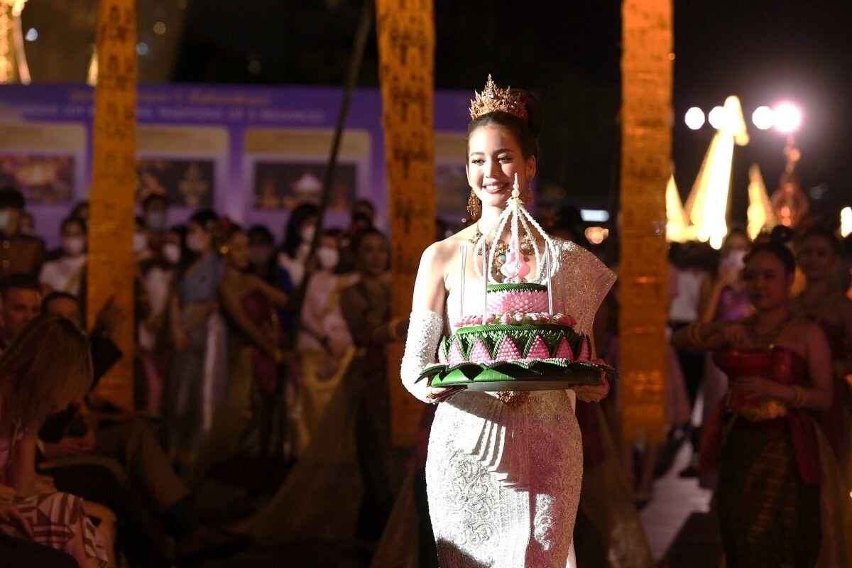 "โบว์ เมลดา" นางนพมาศ ปี 2565 สวมชุดไทยจักรีประยุกต์ในงาน "ICONSIAM CHAO PHRAYA RIVER OF ETERNAL PROSPERITY"