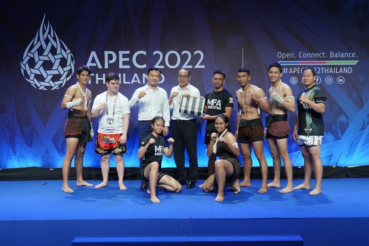 เครือซีพี ร่วมกับ กระทรวงการต่างประเทศ ส่งเสริม Soft Power ชูมวยไทยกีฬาประจำชาติ "บัวขาว บัญชาเมฆ" นำทีมโชว์ศิลปะแม่ไม้มวยไทย เอกลักษณ์ไทยสู่สายตาสื่อทั่วโลกในงาน APEC 2022